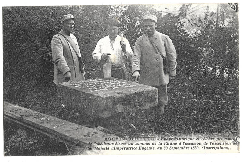 En 1881, la plaque fut volée, retrouvée à Olhette, puis replacée en 1928.