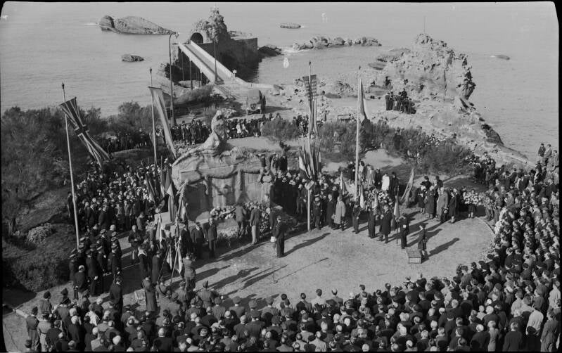Cérémonie au Rocher de la Vierge, à Biarritz, en 1945 : un officier américain y dépose une gerbe lors du jour de l’Armistice (11 novembre).