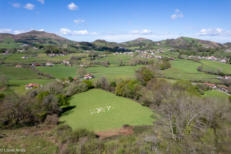 Le village de Saint-Esteben au pied du Garralda et d'Abarratia