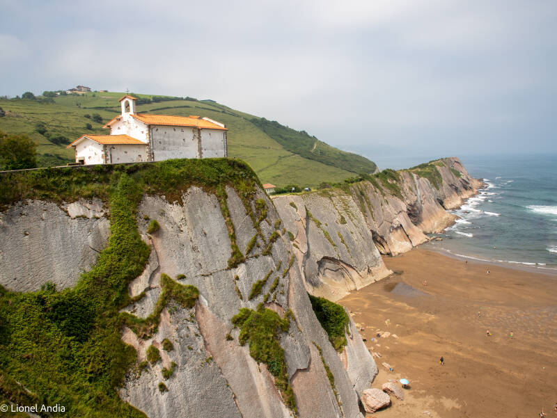 La plage d’Itzurun et la chapelle San-Telmo à Zumaia