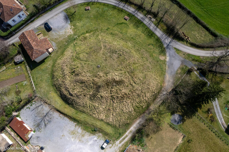 La motte castrale : vestige du premier château de Saint-Jean-le-Vieux