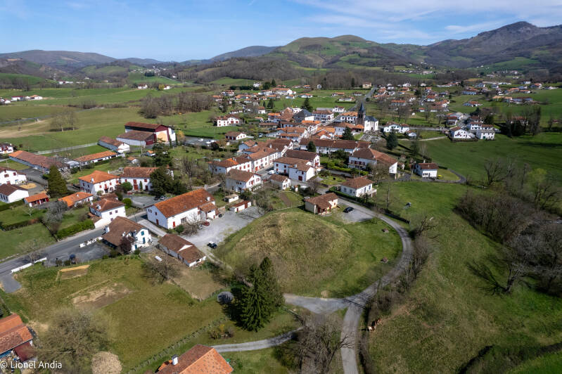 La motte castrale : vestige du premier château de Saint-Jean-le-Vieux