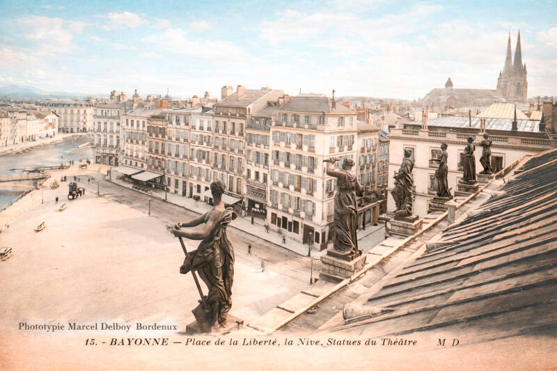 Les statues allégoriques de la Mairie-Théâtre de Bayonne circa 1910