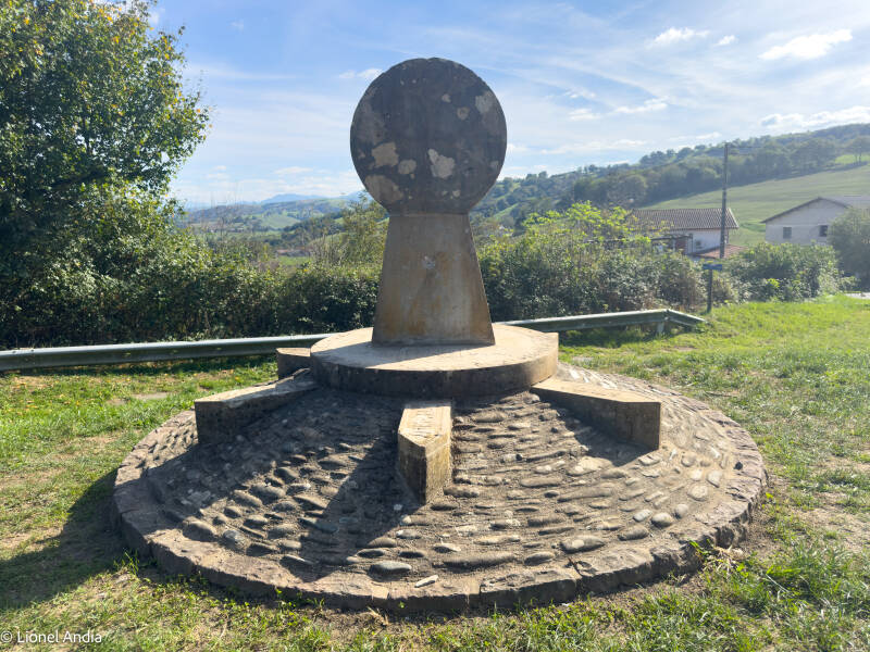 La stèle de Gibraltar, carrefour des chemins de Compostelle