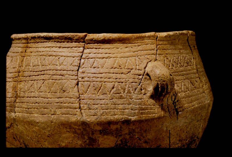 L’urne funéraire polypode du tumulus d’Urdanarre : un témoin rare du Bronze ancien basque