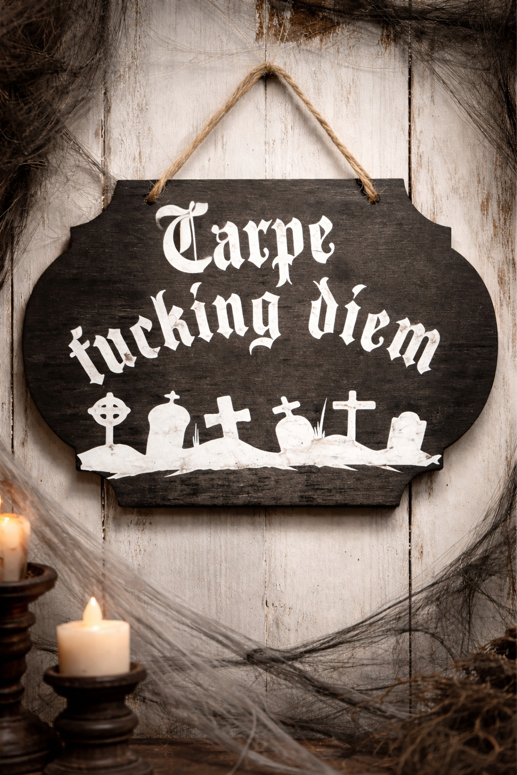 „Carpe f*cking diem“ – Das morbide Motivationsschild für Endzeitstimmung