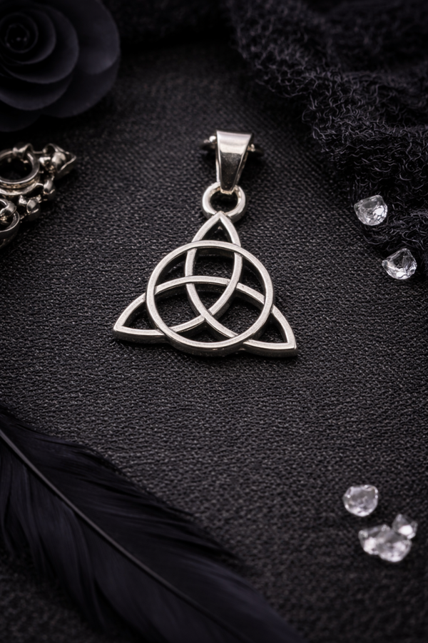 „Aeterna Node“ – Zierlicher Triquetra Anhänger