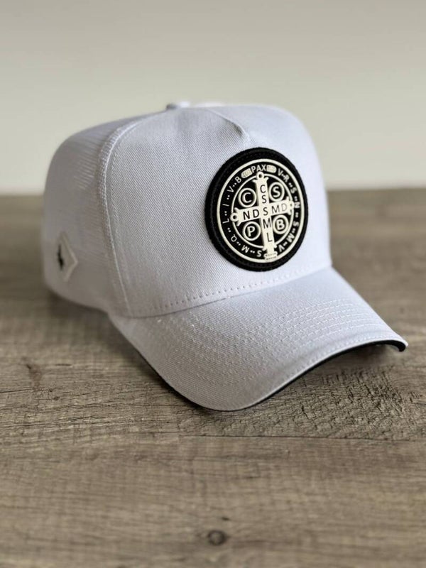 Boné Dumato medalha de São Bento branco