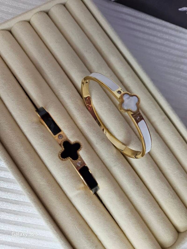 Bracelet jonc doré – Trèfle porte-bonheur