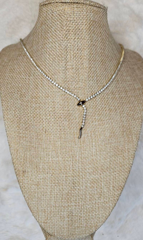 🐍 Collier "Serpent de Lumière" — L’éclat qui ne passe pas inaperçu