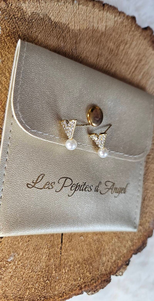 🤍 Boucles d’Oreilles Dorées en V – Perle Nacrée & Strass Blancs (Nouveauté)