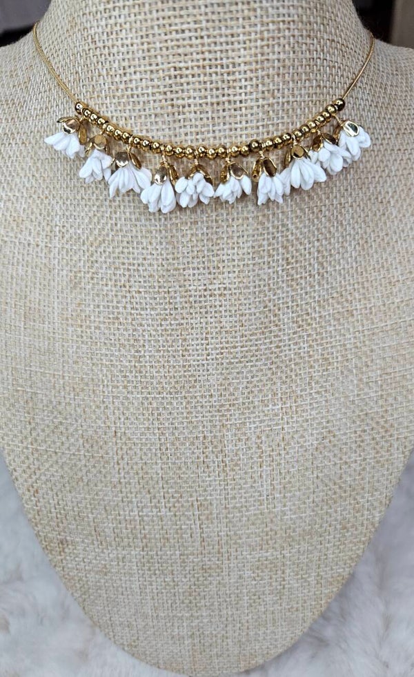 🌼 Collier Doré – Petites Fleurs Blanches