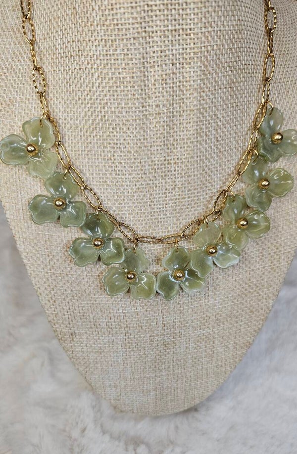 ✨ Collier doré aux grosses fleurs couleur verre d’eau – Collection Braderie ✨