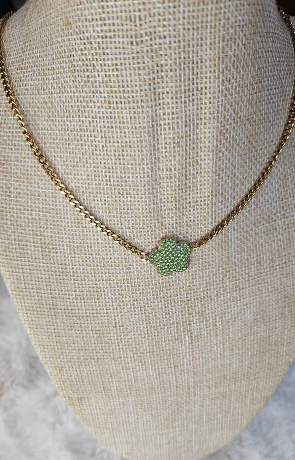 🍀 Collier doré avec pendentif trèfle vert strassé – Collection Braderie 🍀