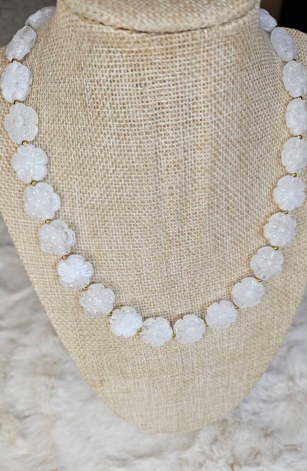 Collier fleurs blanches translucides – acier inoxydable, ajustable