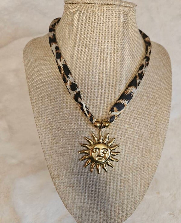 🐆 Collier Foulard Léopard – Pendentif Doré