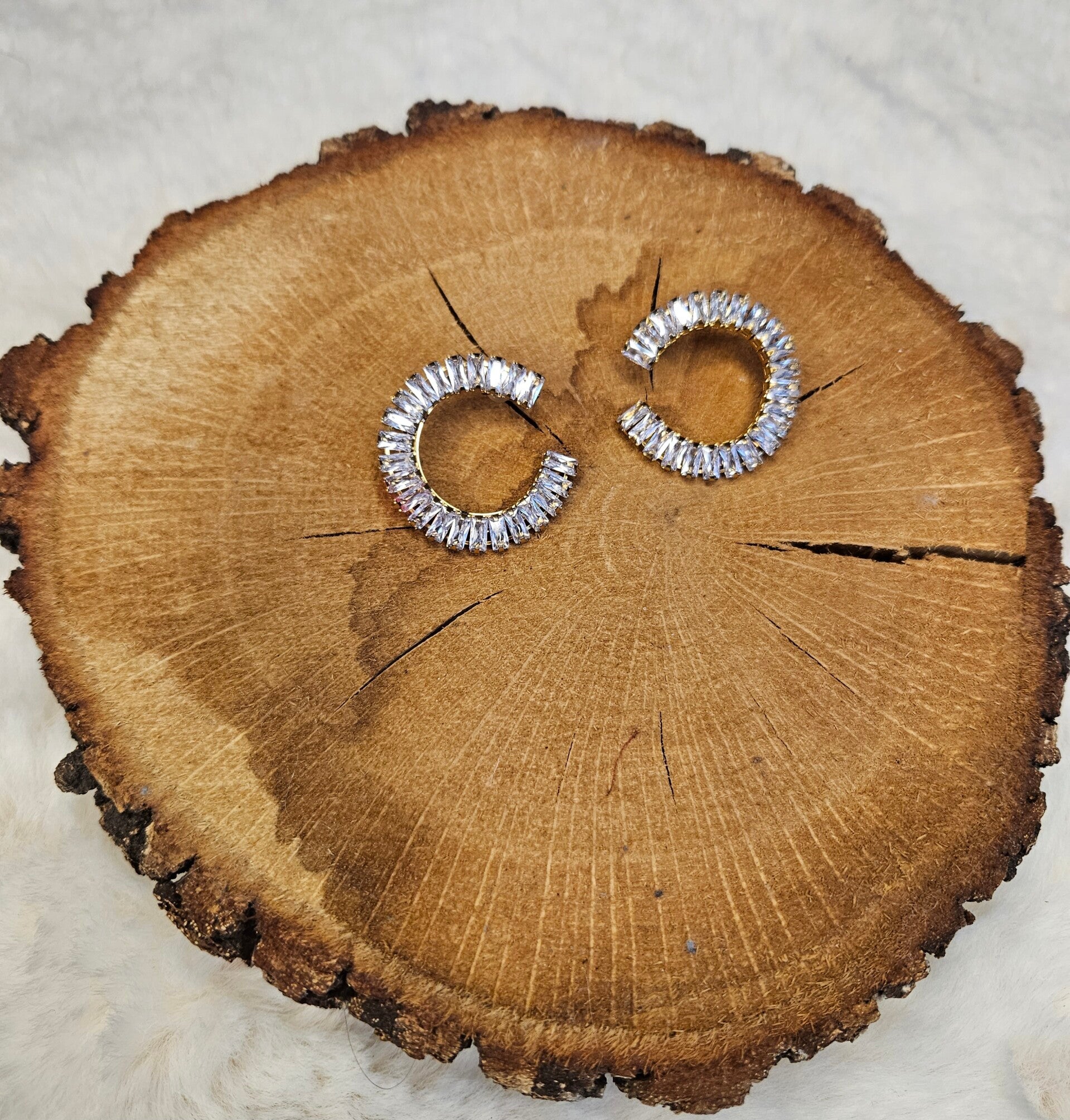 ✨ Boucles d’Oreilles “Grand C” Zircons – Élégance & Fêtes