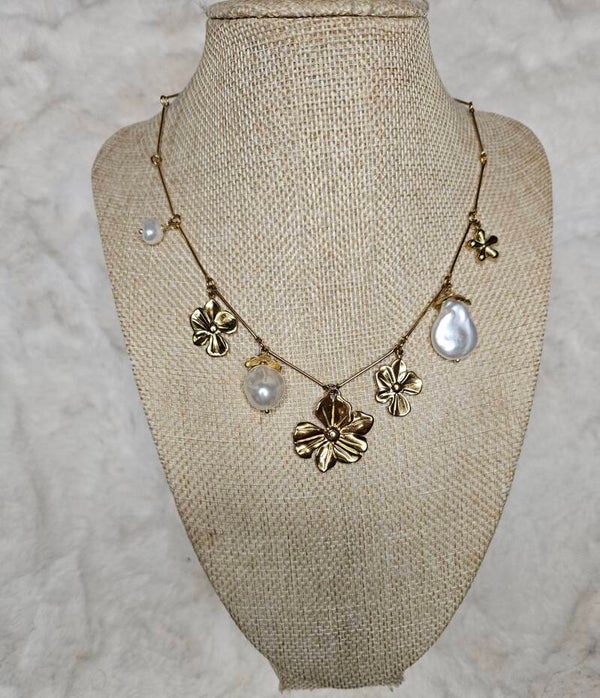 Collier “Auréline” – Doré & Perles Nacrées
