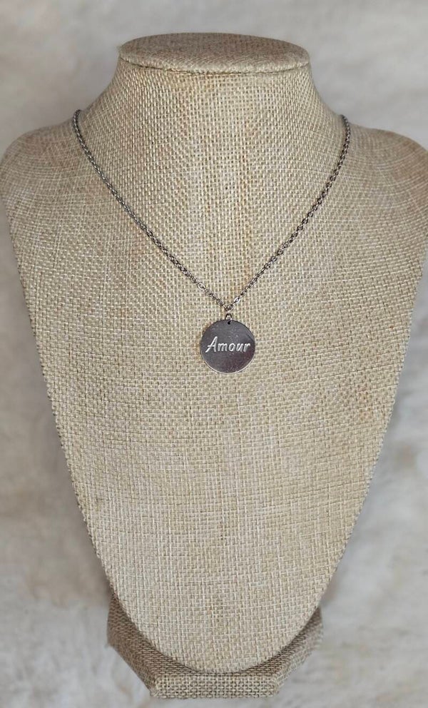 ✨ Collier Médaillon “Amour” – Collection ESSENTIELLE ✨