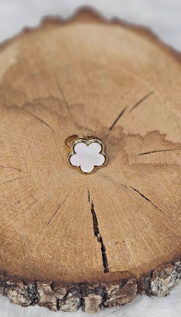 ✨ Bague Dorée Trèfle Blanc – Collection Elegance  ✨