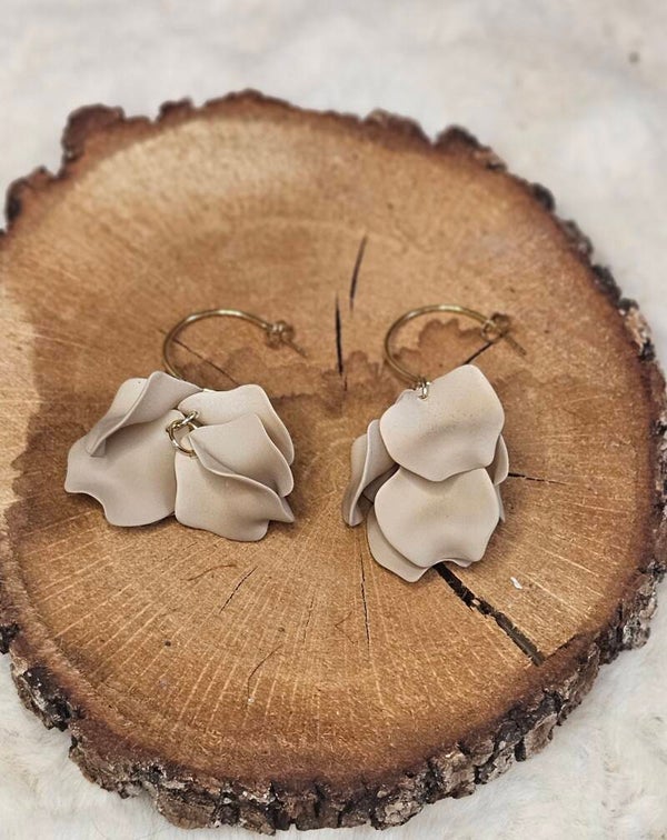 Boucles d’oreilles semi-créoles effet pétale – Doré & Beige Dégradé