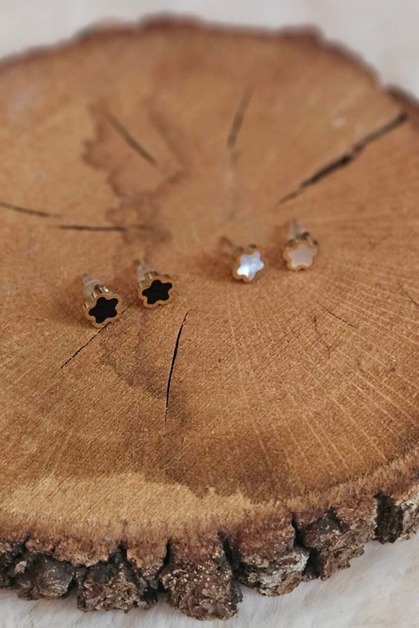 Boucles d’oreilles puces Trèfle – Blanc ou Noir