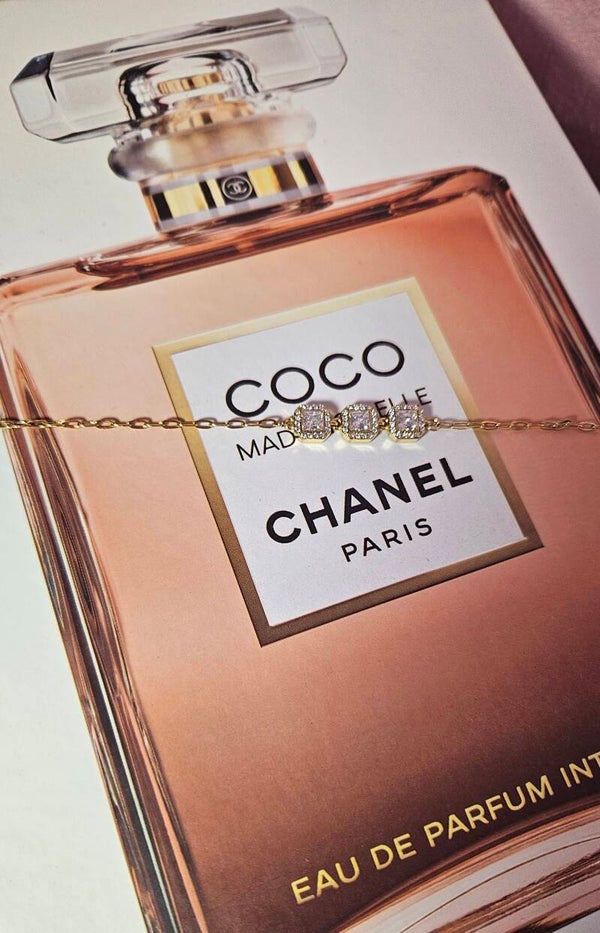 ✨ Bracelet fin chaîne dorée – Carrés en zircon