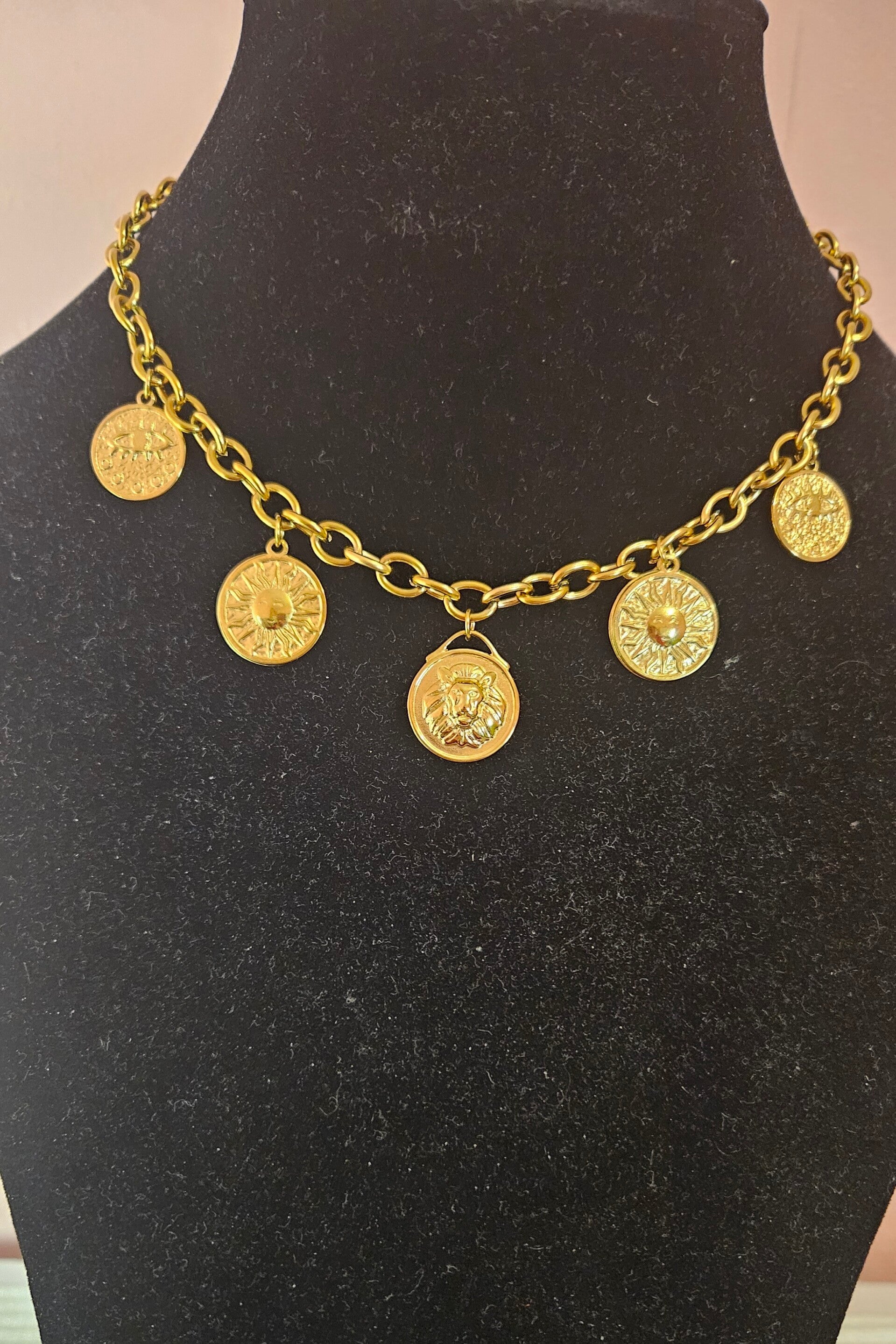 Collier breloques pièces  doré – Charme et protection