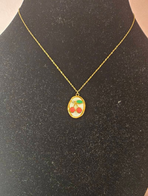 "🍒 Collier doré charmant ! ✨
