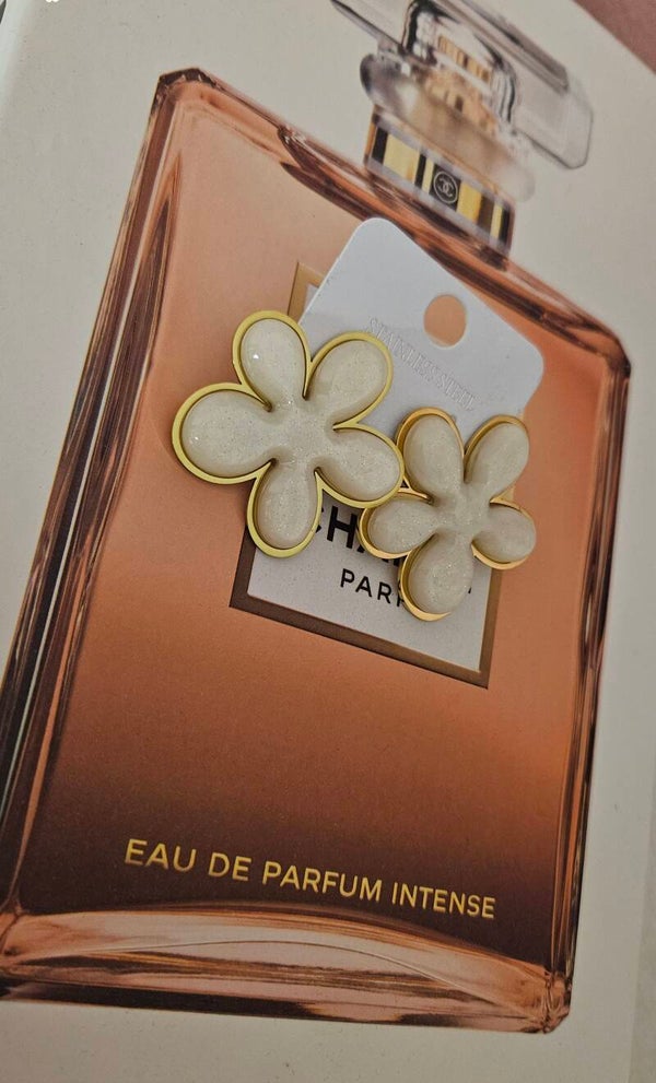 Fleurs d’Éclat – Boucles d’oreilles blanc crème pailletées ✨