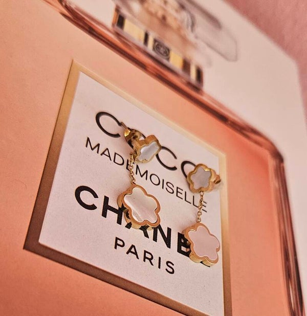 🍀 Boucles d’oreilles pendantes Trèfle – Blanc Nacré & Doré 🍀