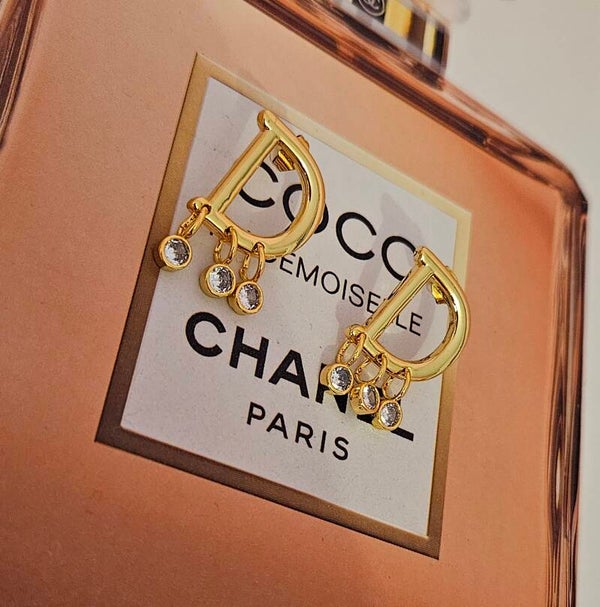 ✨ “Un D doré qui danse, entre éclat et élégance…” 💫