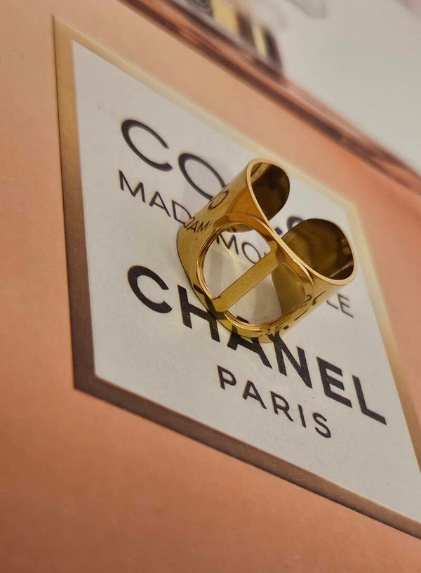 ✨💛 Bague dorée large style “D ouvert” – inspiration tendance 💛✨