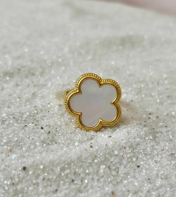 ✨ Superbe bague dorée trèfle blanc laqué ✨