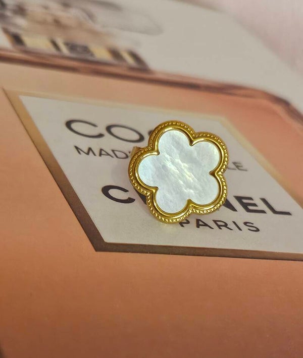 ✨ Superbe bague dorée trèfle blanc laqué ✨
