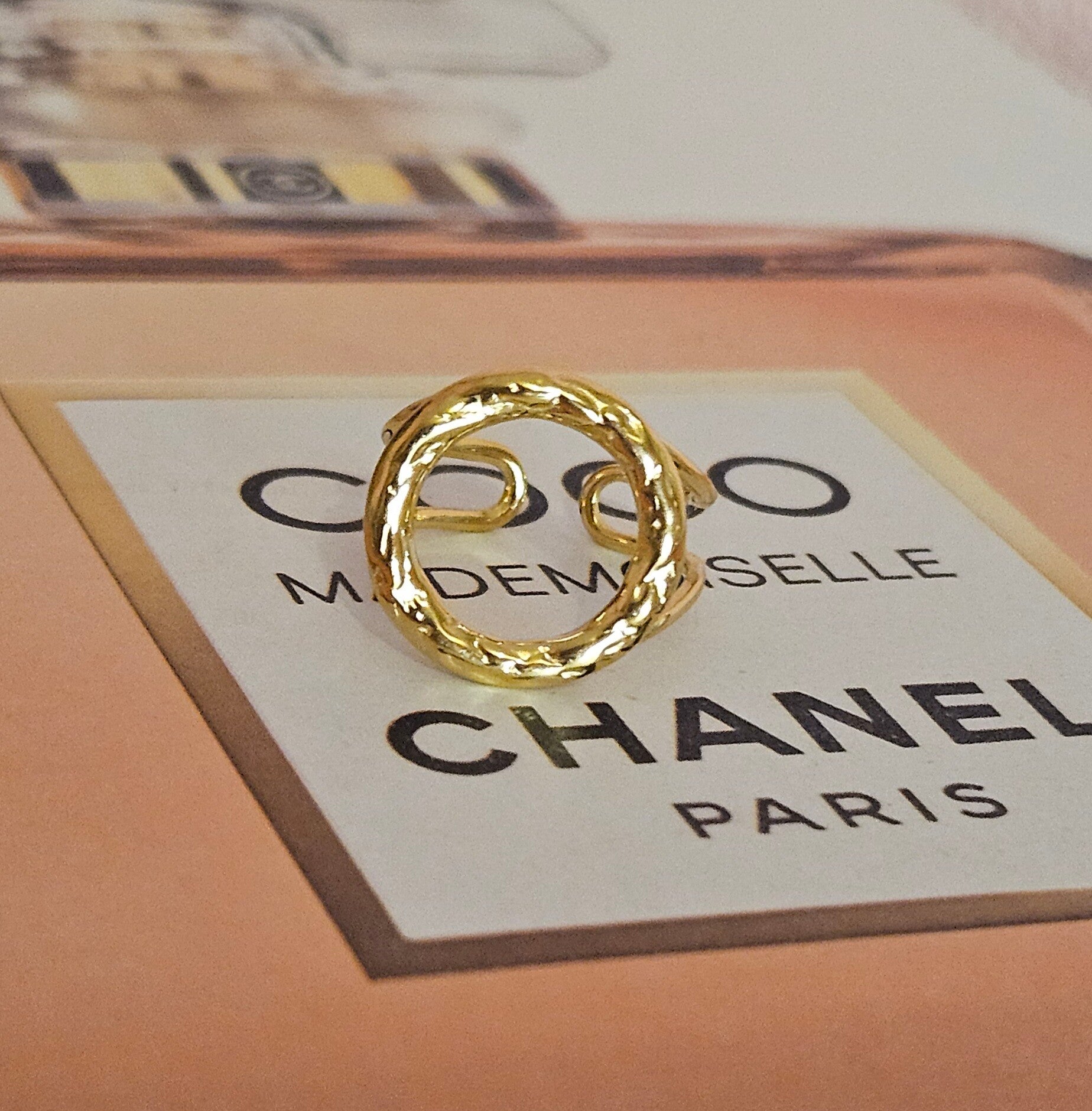 💛 Bague dorée cercle martelé ouvert en acier inoxydable – réglable & tendance ✨