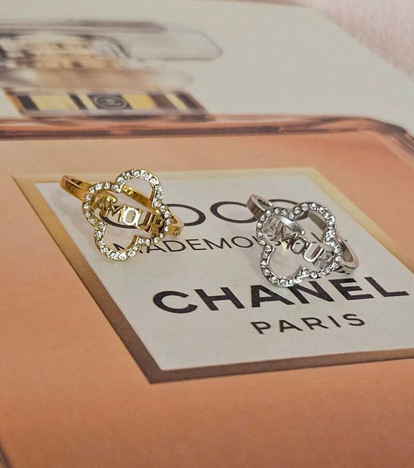 🍀 Bague Trèfle Strass "AMOUR" – Nouvelle Collection