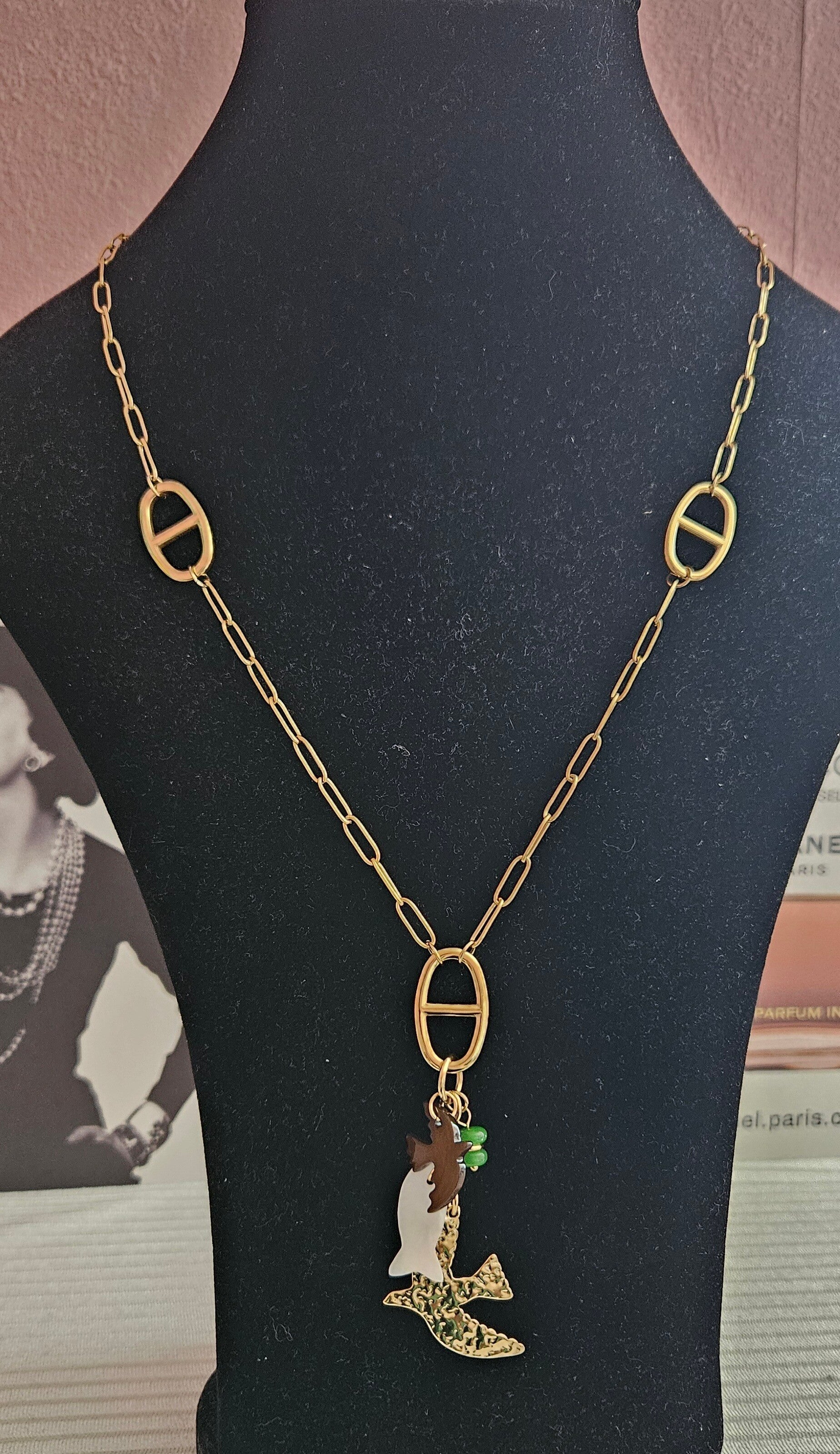 CollierCollier chaîne trombone breloques colombe poisson & perle verte 🌊✨