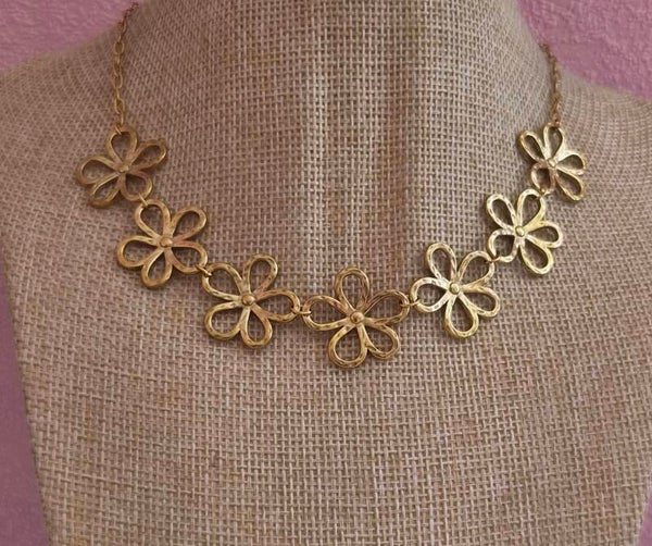 🌸 Collier Sept Fleurs – Élégance & Féminité ✨