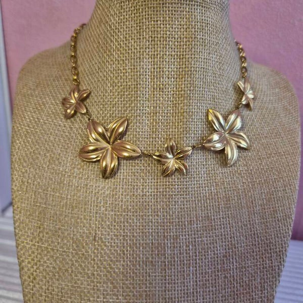 🌺 Collier Alba – Fleurs d’Hibiscus Dorées ✨