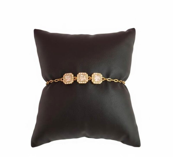 ✨ Bracelet fin chaîne dorée – Carrés en zircon