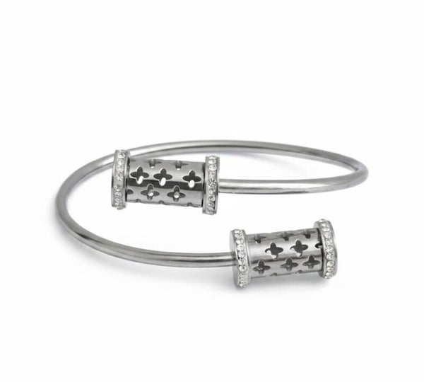 ✨ Bracelet argenté souple – Détails trèfles & zircons ✨