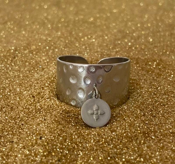 Bague Fleur Martelée Argentée – Acier inoxydable ajustable