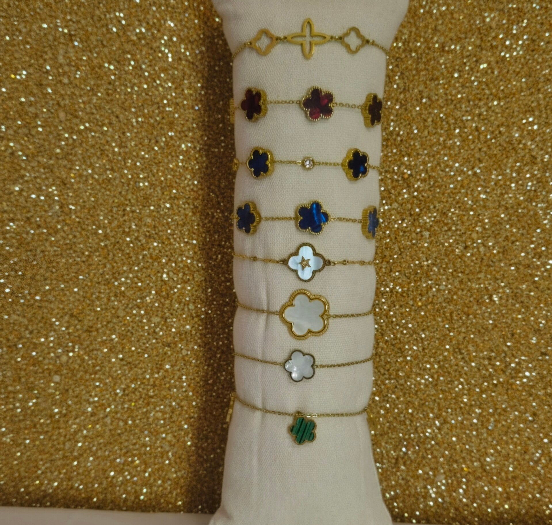 ✨ Ensemble de Bracelets Dorés – Trèfles Colorés