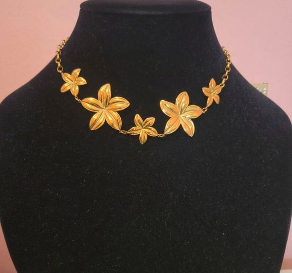 🍂✨ Le collier Alba, la touche florale de votre hiver ! 🌺🤎