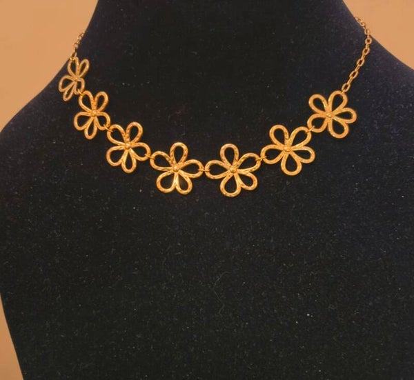 ✨🌸 Le collier doré aux 7 fleurs, la pépite de votre hiver ! ❄️💛
