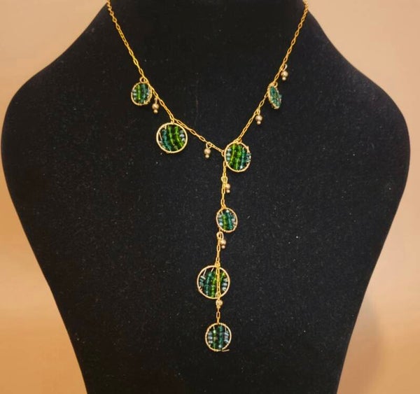 💚✨ Collier Leyanna, l’élégance dorée aux couleurs de l’hiver ! ❄️💛