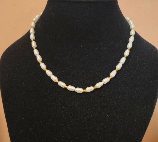 🤍✨ Collier Adriana, l’élégance nacrée de cet hiver ! ❄️💛