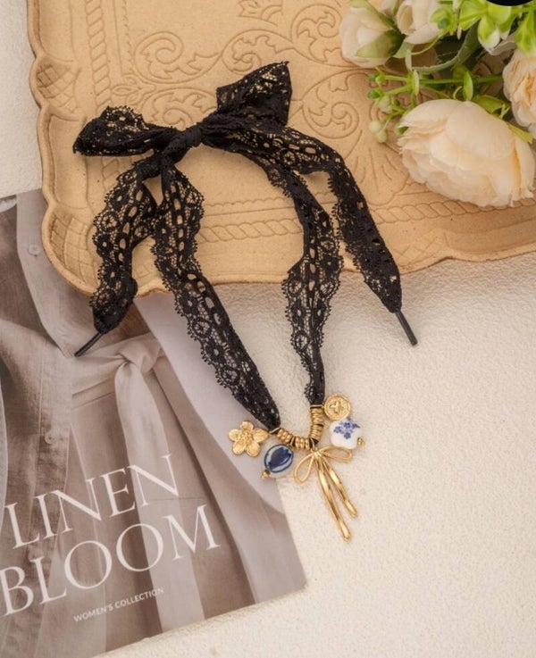 Collier dentelle noire chic avec breloque nœud doré en acier inoxydable