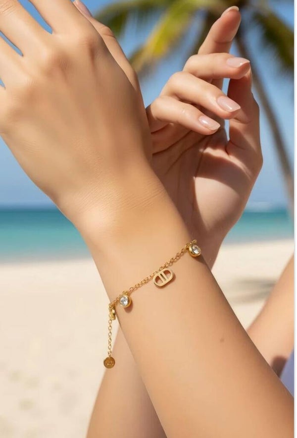 Bracelet doré – Pendentifs petits circons & maille marine